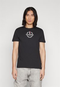 Tommy Hilfiger - GLOBAL STRIPE WREATH TEE - Print T-shirt - black Thumbnail Image 1