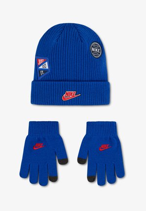 Blå strikket Nike hue med røde logoer og matchende handsker med sorte fingerspidser og røde Nike logoer.