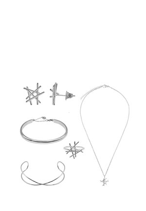Set aus Silberschmuck, einschließlich sternförmiger Ohrstecker, eines Chokers, zwei Manschettenarmbändern, eines Rings mit Stern-Design und einer Halskette mit Sternanhänger.