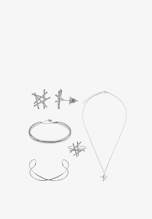 Set aus Silberschmuck, einschließlich sternförmiger Ohrstecker, eines Chokers, zwei Manschettenarmbändern, eines Rings mit Stern-Design und einer Halskette mit Sternanhänger.