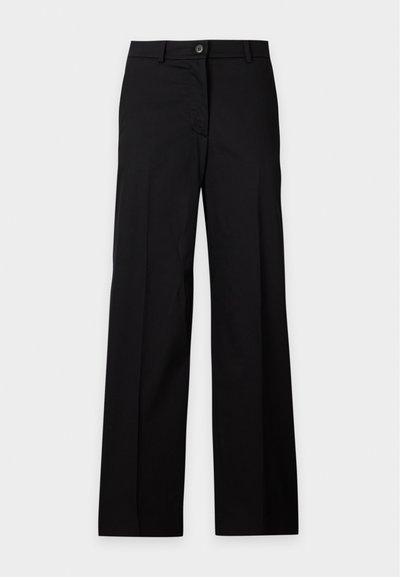 Pantalon droit noir sur mesure avec fermeture à bouton et zip à l'avant et passants de ceinture, présenté sur un fond clair uni.