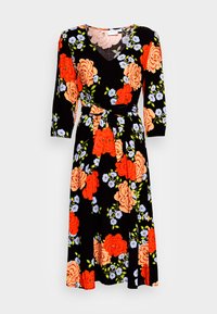 Vestido preto com flores vermelhas, pêssego e azuis, com uma cintura ajustada e mangas três quartos. Tecido suave com um design fluido.