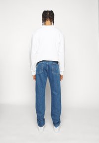 Tommy Jeans ETHAN - Calças de ganga de corte relaxado - denim medium