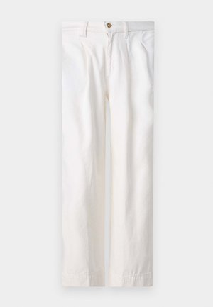 Fehér pamut nadrág, laza szabással, egyenes szabású lábakkal, finom redőkkel és egy fém gombbal a derék résznél.