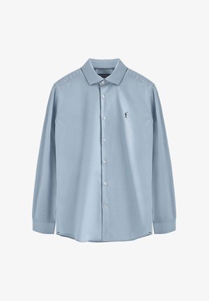 Himmelblaues Hemd mit langen Ärmeln, Knopfleiste und Kragen sowie einem kleinen, dunkel gestickten Figurenlogo auf der linken Brust.