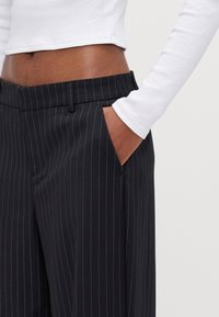 Gina Tricot Petite Tygbyxor - black