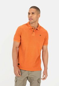 Korte mouwen polo-shirt in feloranje katoen met een klassieke kraag, 2-knopen sluiting en een klein logo op de linkerbovenborst.