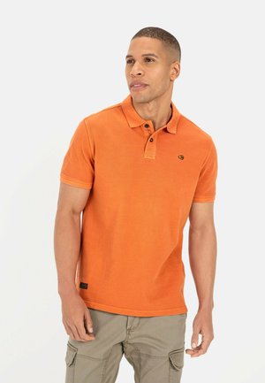Polo à manches courtes en coton orange vif avec un col classique, une patte de boutonnage à 2 boutons et un petit logo sur la poitrine gauche.