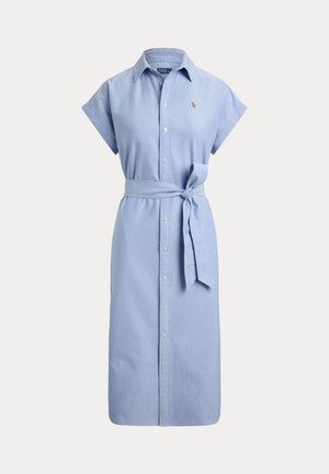 Lichtblauwe overhemdjurk met korte mouwen, knopen aan de voorkant, een kraag, tailleceintuur met strik en een klein geborduurd logo op de linkerborst.