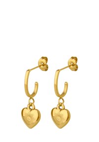 Goldene Creolen mit einem herzförmigen Anhänger, der ein Sonnenstrahlenmuster aufweist, mit polierter Oberfläche und sicherer Stiftverschlusssicherung.