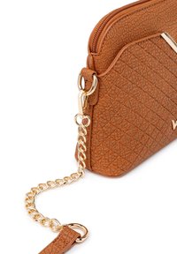 VUCH FOSSY MINI - Taška s příčným popruhem - brown