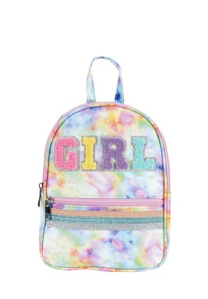 Sac à dos avec un motif tie-dye présentant des couleurs pastel. L'avant affiche "GIRL" en textures multicolores, avec une poche zippée et des accents brillants.