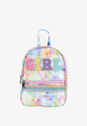 Mochila con un patrón de tie-dye que presenta colores pastel. En la parte frontal tiene "CHICA" en texturas multicolores, con un bolsillo con cremallera y acentos brillantes.