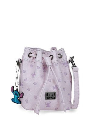 Bolso de cubo de cuerda de color lila claro con patrones del personaje Stitch, una placa metálica con el logo de Stitch y un llavero colgante con un charm de Stitch.