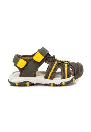 Sandalias ajustables en marrón y amarillo con diseño abierto, suela de goma y acentos texturizados. Presenta rayas amarillas y materiales duraderos.
