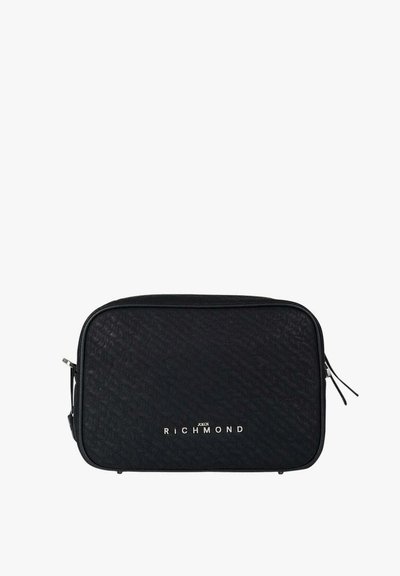 Borsa cosmetica rettangolare nera con superficie strutturata, chiusura con zip e logo "RICHMOND" in argento sul davanti.