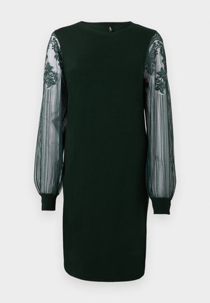 Tmavě zelené šaty s kulatým výstřihem, dlouhými průhlednými rukávy se vzorem a přiléhavými manžetami. Hladký materiál, délka po kolena s elegantními detaily.