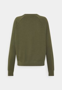 Olijfgroene trui met een ronde hals, lange raglanmouwen, geribbelde manchetten en zoom, met een gladde, zachte textuur.