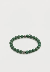 Βραχιόλι από πράσινο λίθο με μεταλλικές λεπτομέρειες, ελαστικό σχέδιο και ομαλή υφή. Οι χάντρες έχουν ομοιόμορφο μέγεθος και γυαλιστερό φινίρισμα.