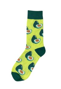 Grønne sokker med avocadomønster på en lys gul baggrund. Materialet ser blødt ud med en kontrastfarvet mørkegrøn rib og tåområde.