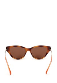 Gafas de sol de carey con lentes marrones, forma de ojo de gato y brazos distintivos acentuados en ámbar. Detalles de metal en las bisagras.