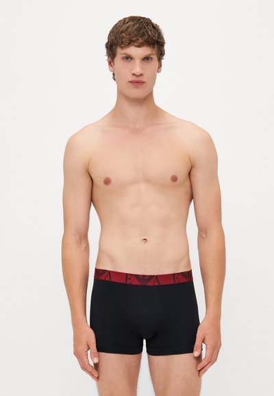 Schwarze Boxershorts mit einem kontrastierenden bordeauxfarbenen Bund mit Logo-Muster. Hergestellt aus glattem Stoff, bieten sie ein enganliegendes Design und einen bequemen Sitz.