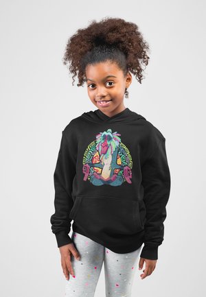 Svart hoodie med en färgglad grafik av en lejonhuvud-karaktär, med en framficka och ribbade ärmslut. Buren med grå leggings prydda med flerfärgade prickar.