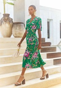 Love & Roses REGULAR FIT TWIST FRONT V-NECK SHORT SLEEVE MIDI - Dnevna haljina - green floral