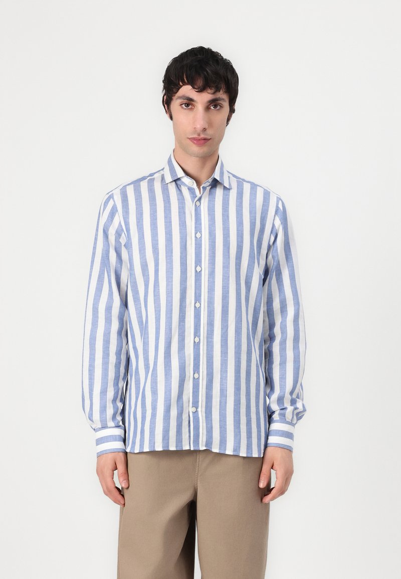 Camicia di lino a righe con strisce verticali blu e bianche, colletto button-down e maniche lunghe con dettagli a contrasto nei polsini.