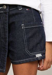 Tommy Hilfiger WASH - Shorts di jeans - rinse