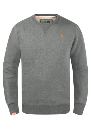 Sudadera gris hecha de tela suave, con un diseño de cuello en V y puños acanalados. Pequeño logo naranja en el pecho y etiqueta de la marca en la manga.