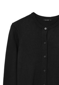 Cardigan nero lavorato a maglia con scollatura rotonda, patta con cinque bottoni e polsini a costine. Texture liscia e colore uniforme senza motivi.