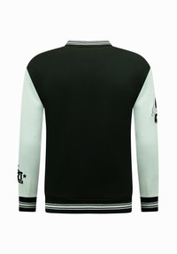 Zwarte en lichtblauwe sportjas met lange mouwen, geribbelde kraag en zoom. Bevat witte strepen en logo-detail op de mouwen.