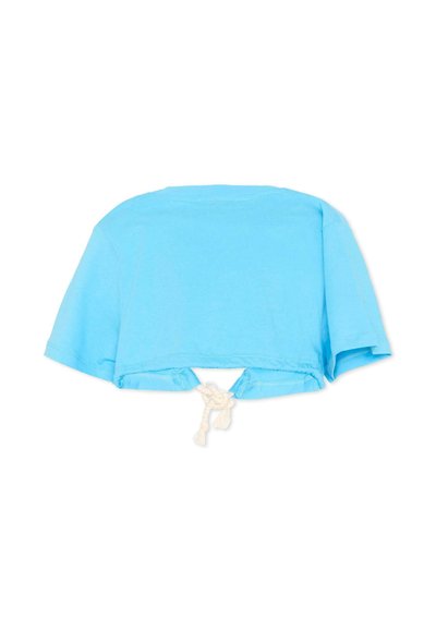 Haut bleu clair court à manches courtes avec encolure ronde et cordon blanc réglable à nouer à l'arrière de l'ourlet.