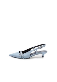 Vaaleansiniset slingback-kengät, joissa on kärjellinen muoto, pieni kanta, kaksi remmiä joissa on hopeiset soljet, ja avonaiset sivut hengittävyyden parantamiseksi.