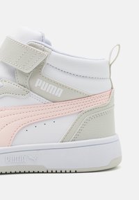 Baskets hautes blanches et grises avec des accents roses, en cuir texturé, à fermeture par sangle, avec le logo Puma, dotées d'une pointe ronde et d'une semelle robuste.