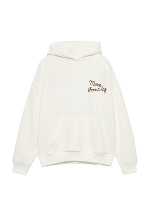 Witte hoodie van zacht materiaal, met een voorzak en bruine geborduurde tekst "More than a tag" op de linkerborst.