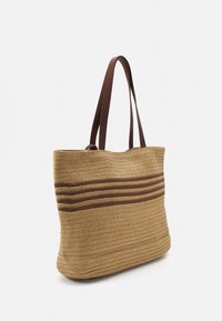 Torebka z plecionki w odcieniu brązowym, z poziomymi brązowymi paskami, długimi brązowymi rączkami i ustabilizowanym, prostokątnym kształtem. Teksturowana powierzchnia.