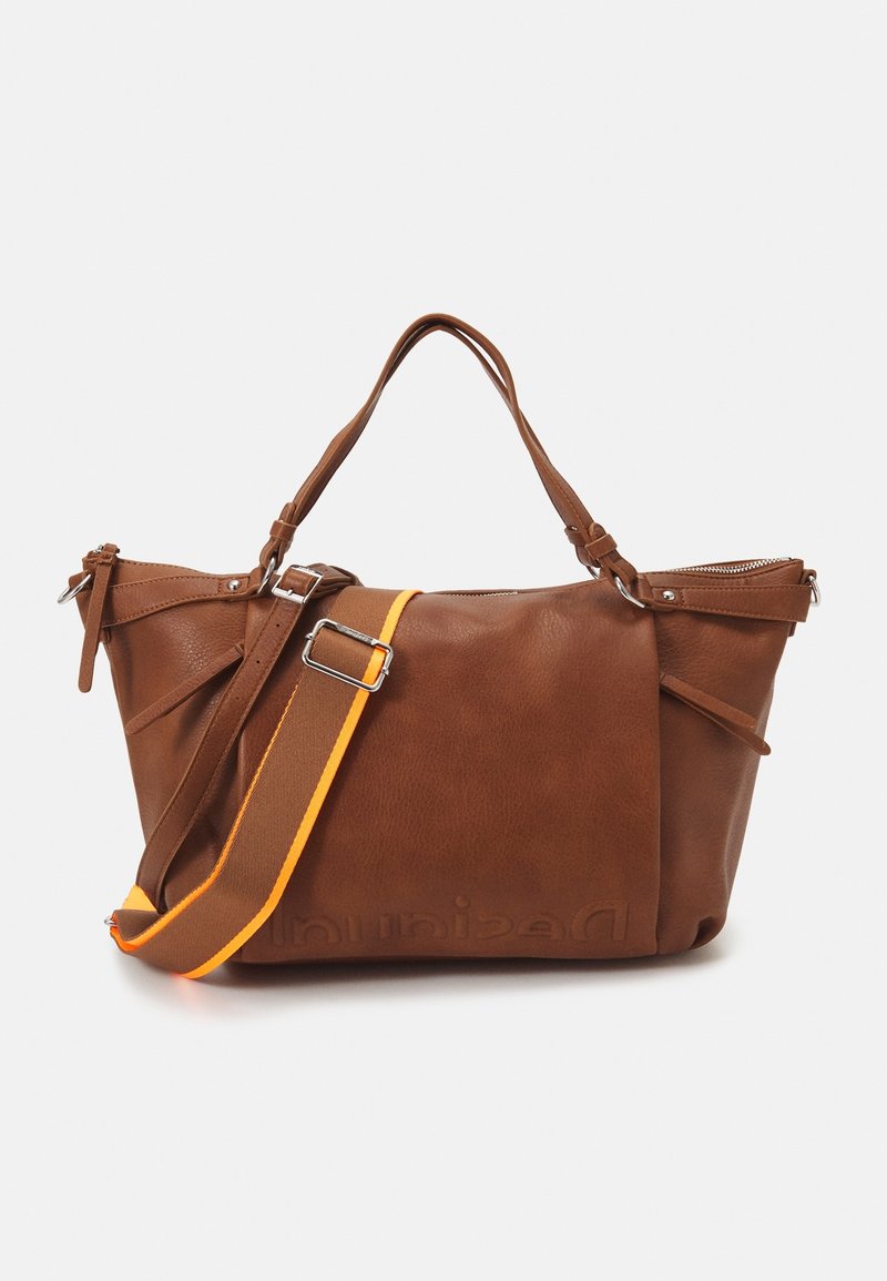 Sac à main en cuir marron avec double poignée et bandoulière réglable avec bord orange et boucle argentée.