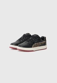 Sneakers neri con tomaia in pelle, punta perforata, dettagli in stampa leopardata, suola intermedia bianca e suola esterna rossa. Inclusi lacci e collarino imbottito.