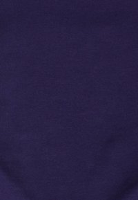Tela de algodón morado oscuro con una textura suave y un sutil acanalado. Sin patrones o acentos visibles. Coloración uniforme en toda la superficie.