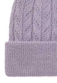 Berretto lavorato a maglia in morbido lavanda con un bordo a costine. Presenta un motivo a trecce e una superficie testurizzata su tutta la sua lunghezza.