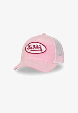 Gorra rosa con visera curva, laterales de malla y un logotipo bordado "Von Dutch" en rojo sobre un parche ovalado blanco. Textura suave.