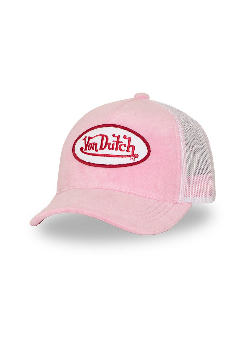 Gorra rosa con visera curva, laterales de malla y un logotipo bordado "Von Dutch" en rojo sobre un parche ovalado blanco. Textura suave.