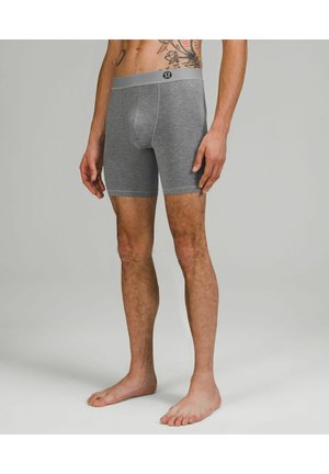 Hallid puuvillased bokserid, millel on sobiv disain, pehme elastne vöökoht ja sile tekstuur, millel pole nähtavaid mustreid ega akcenttooteid.