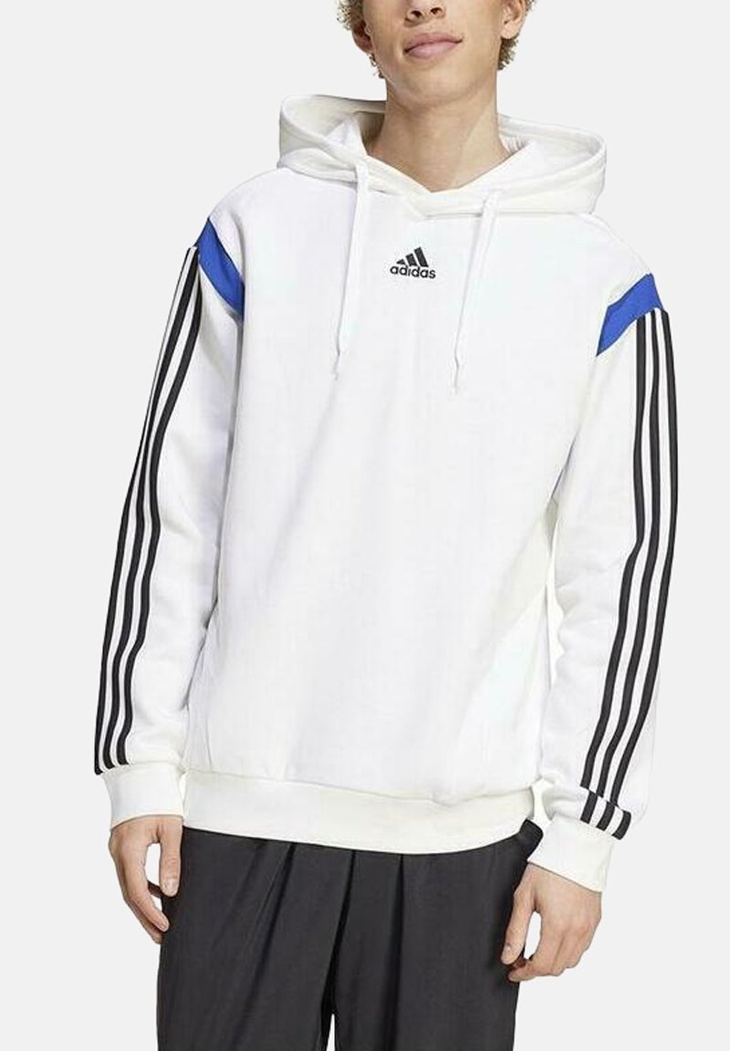 Haut à capuche blanc avec un cordon de serrage, accents bleus sur les épaules et trois bandes noires sur les manches. Design athlétique classique.