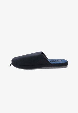 Zapatilla negra de tela tipo mocasín con punta redondeada, suela gris acolchada y plantilla texturada azul con un logo.