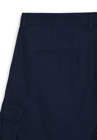 Pantaloni cargo blu navy con una texture liscia, dotati di una tasca sul retro e cuciture rinforzate. Design a taglio dritto e tessuto resistente.