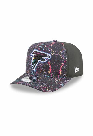 Casquette noire ornée d'un design de peinture éclaboussée dans des couleurs vives, avec un emblème de faucon brodé en évidence à l'avant.