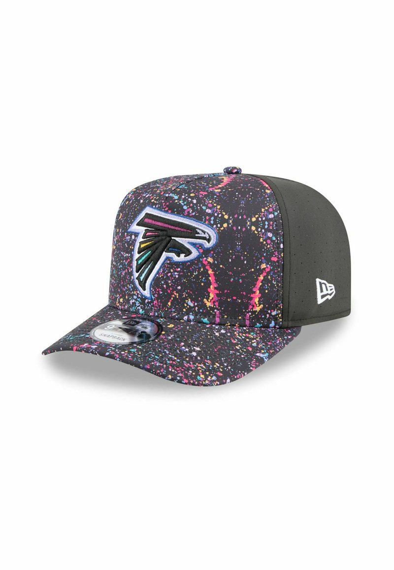 Casquette noire ornée d'un design de peinture éclaboussée dans des couleurs vives, avec un emblème de faucon brodé en évidence à l'avant.